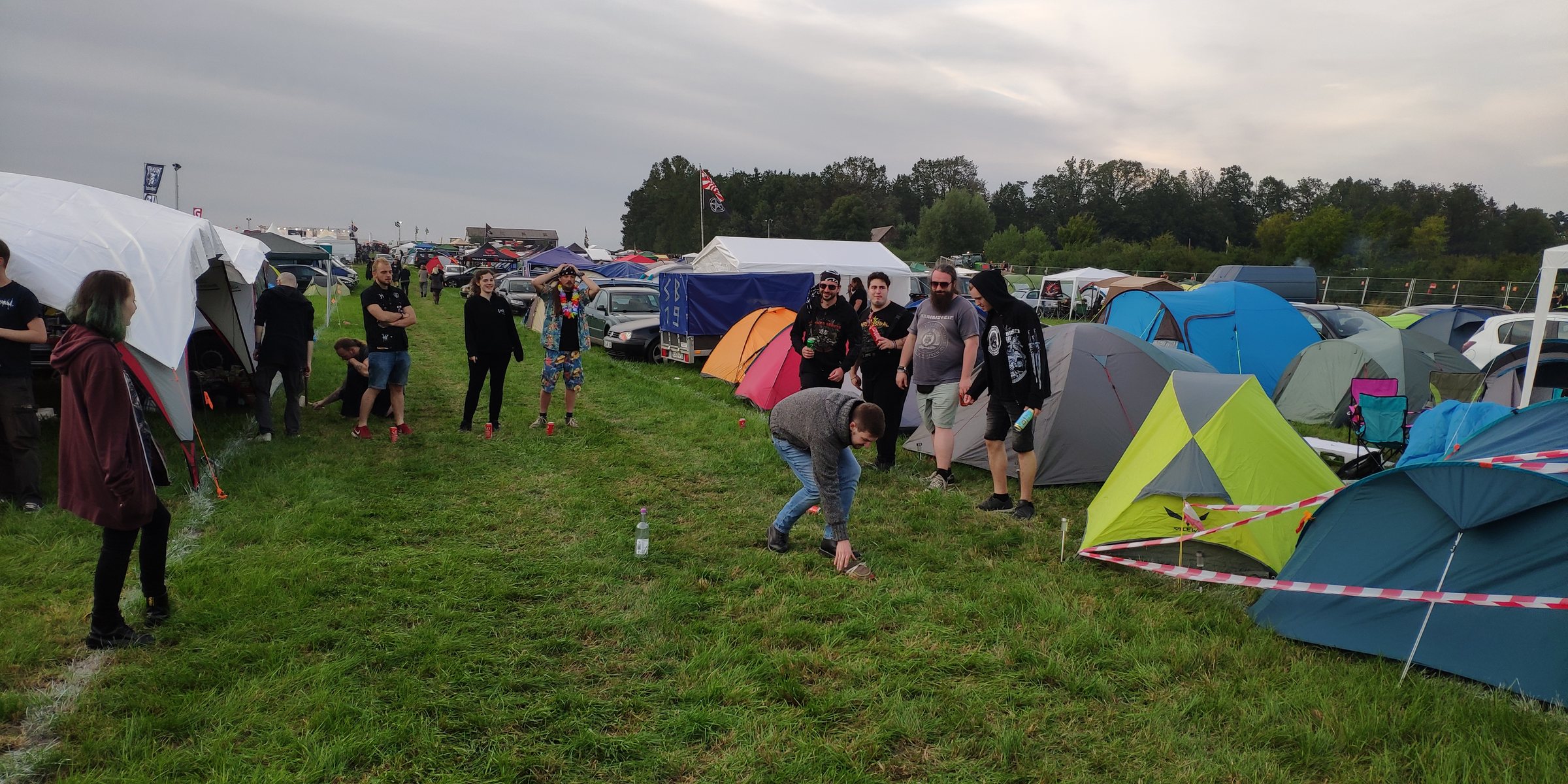 Festival-Campingplatz mit Zelten, Wegen und Camp-Atmosphäre