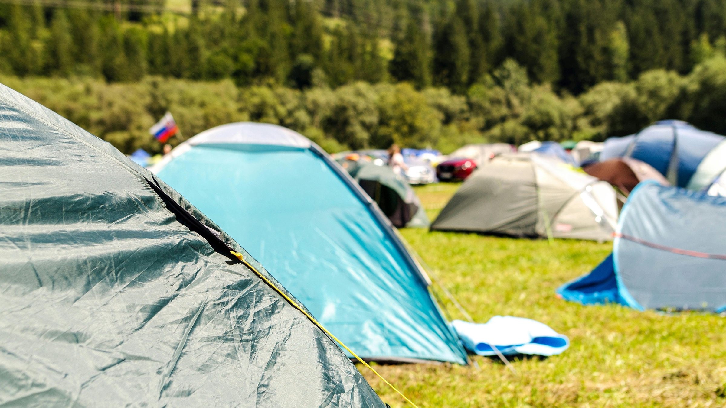 Festival-Campingplatz mit Zelten auf einer grünen Wiese