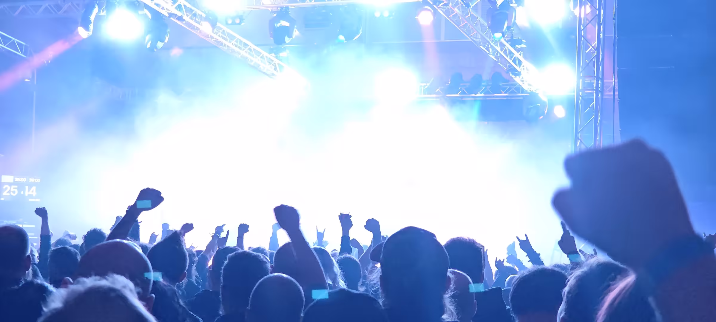 Blau beleuchtete Festivalbühne vor einer großen Crowd