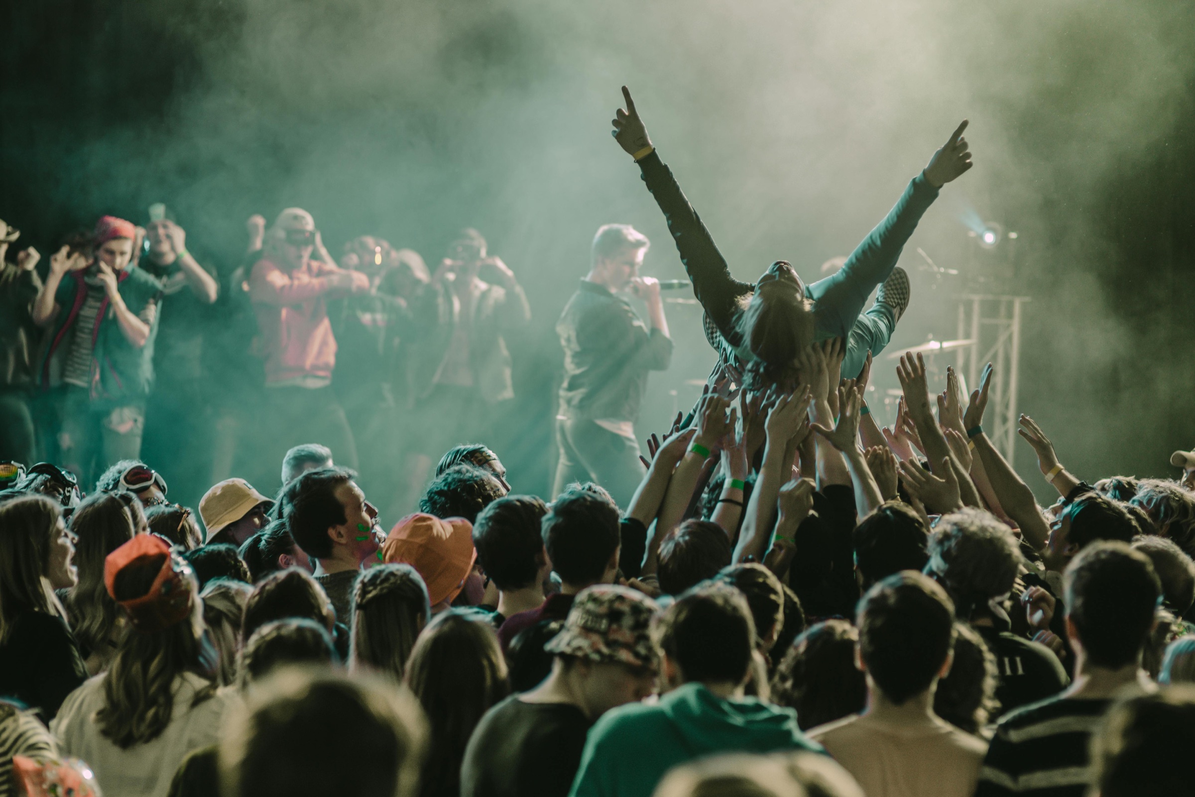 Crowdsurfing bei einem Konzert, eine Person wird über den Händen der Crowd getragen