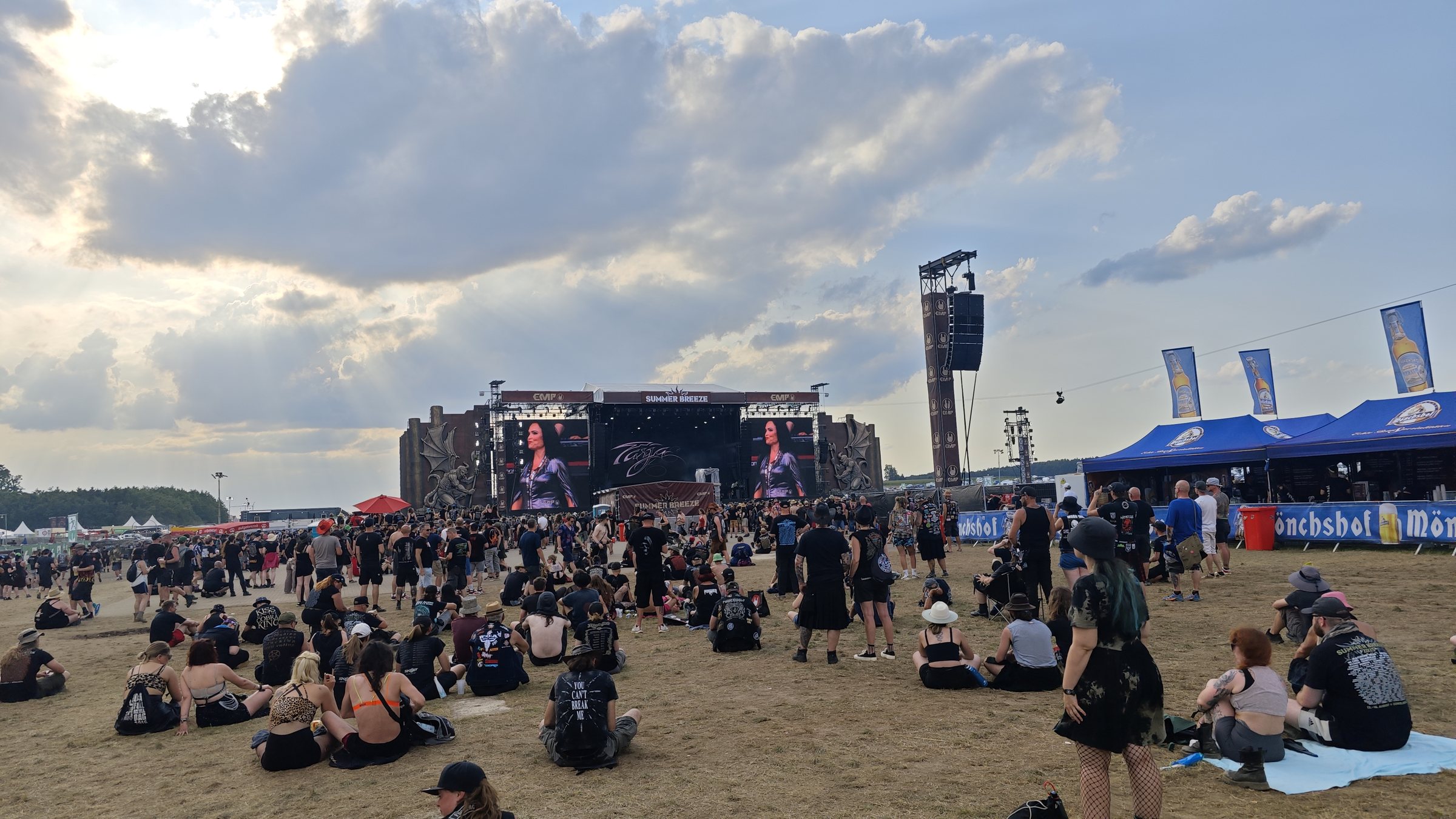 Festivalgelände mit Mainstage, Publikum und weitem Himmel