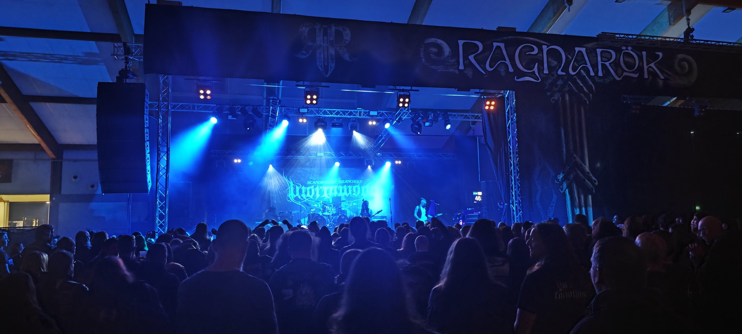 Blau beleuchtete Festivalbühne mit Publikum bei Nacht