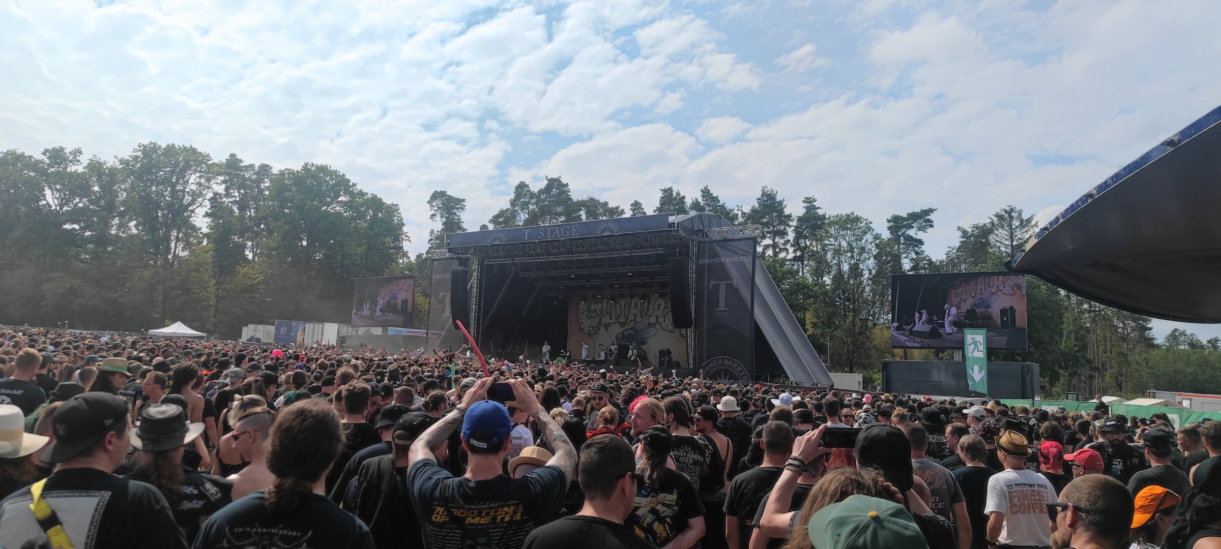 Dichte Festival-Crowd vor einer Tagesbühne bei einem Metal-Konzert