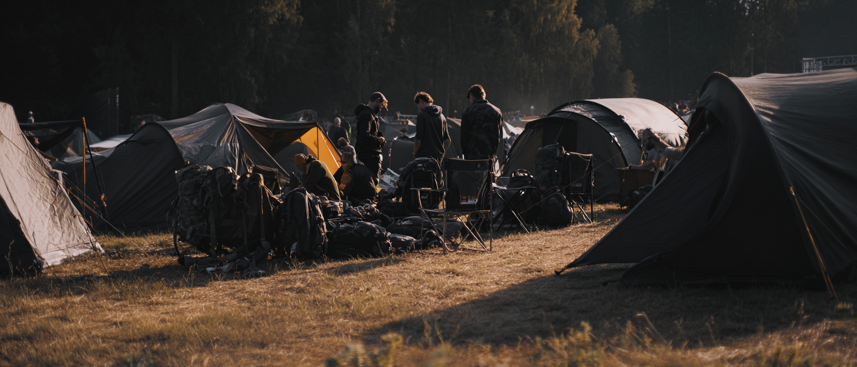 KI-generiertes Symbolbild einer Festival-Crew auf dem Campingplatz